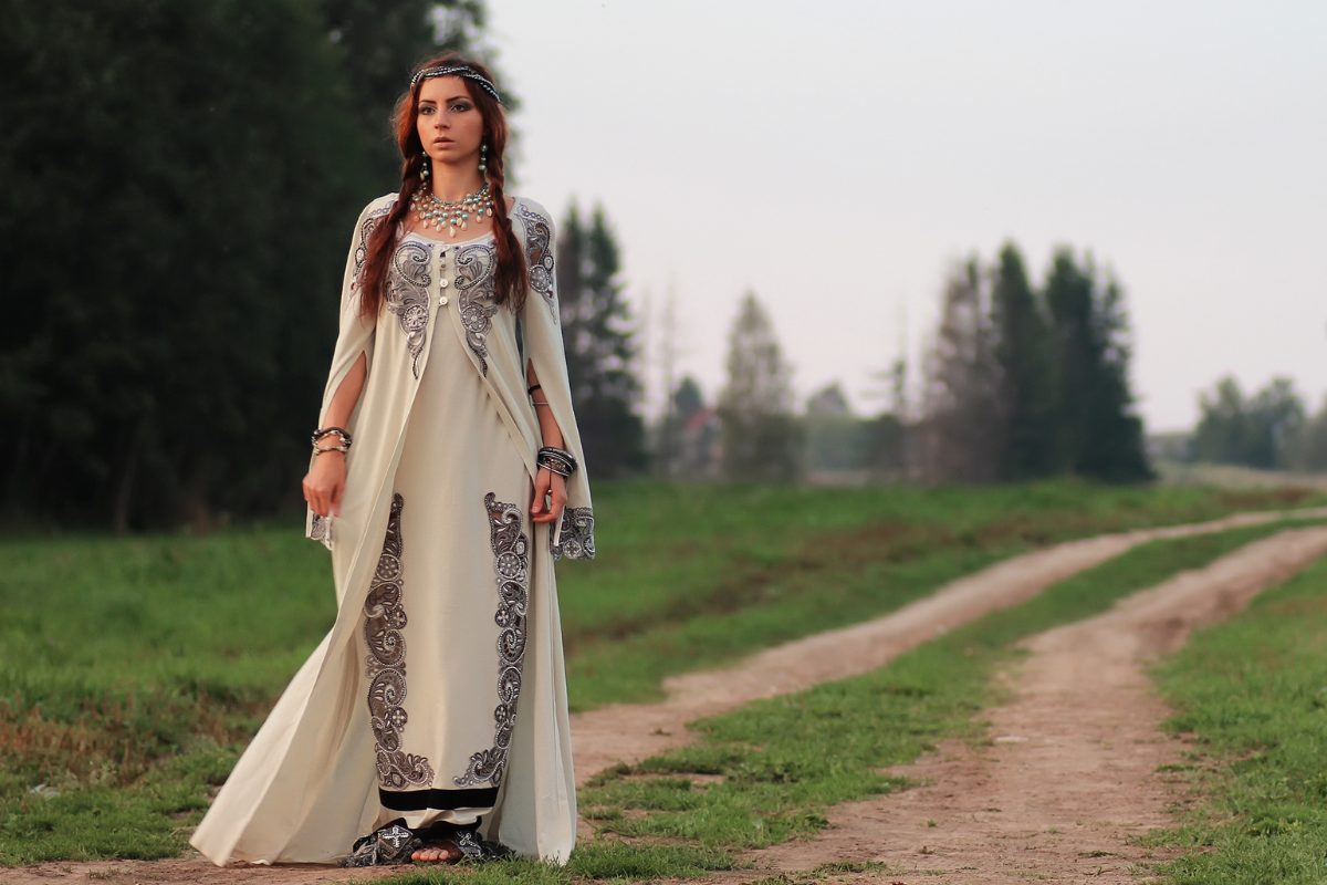 femme en robe champêtre