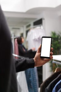 Personne vérifiant un site de vêtements sur un ordinateur portable avant de commander.